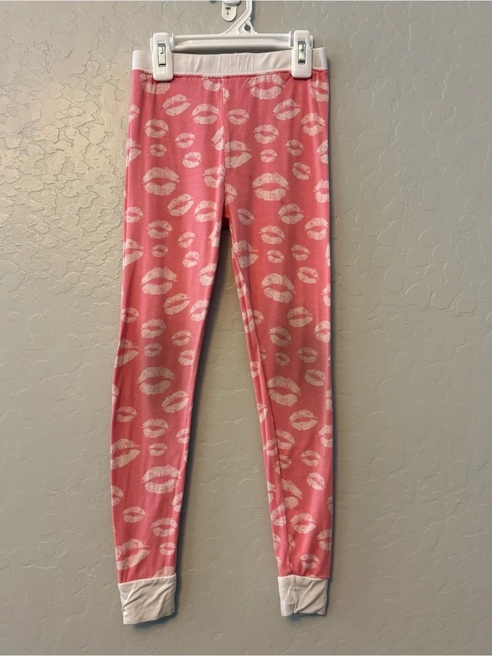 Little Sleepies pink white kiss lips two piece bamboo pajama set size 5/6